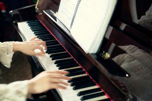 Mains sur un piano