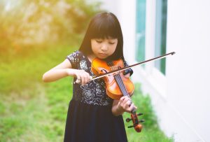 Petite fille joue du violon