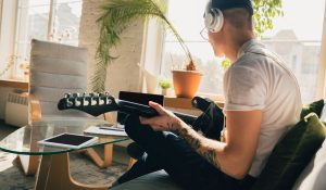 Apprendre à faire de la guitare seul, c'est possible avec de la motivation !