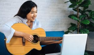 Le temps pour apprendre à faire de la guitare varie selon chaque individu !