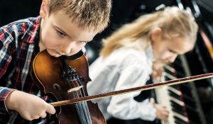 Enfants apprenant à jouer des instruments de musique