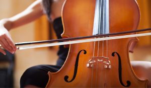 Femme en train de jouer du violoncelle