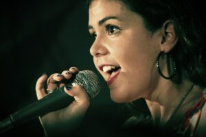 Une chanteuse