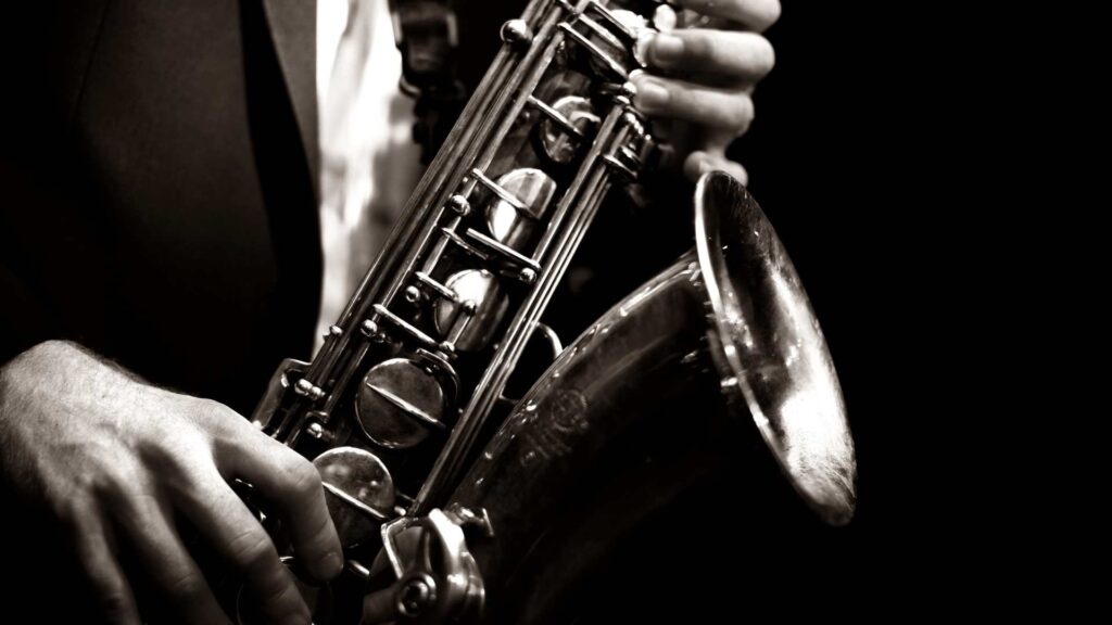 Saxophoniste entrain de jouer