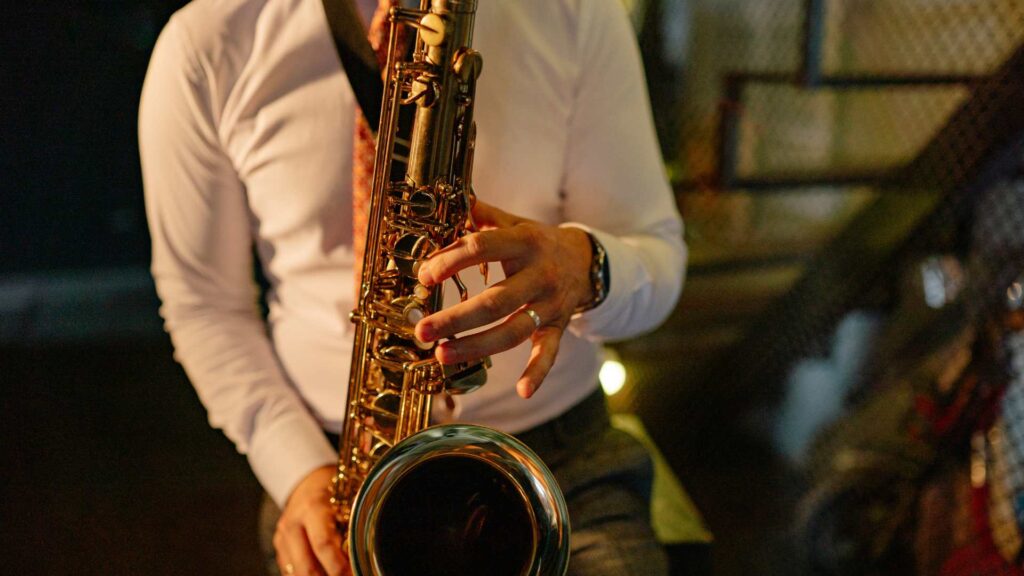 Saxophoniste entrain de joué de son instrument