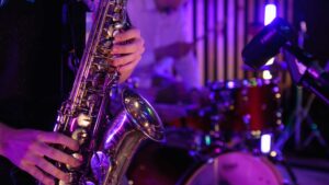 Homme qui joue du saxophone