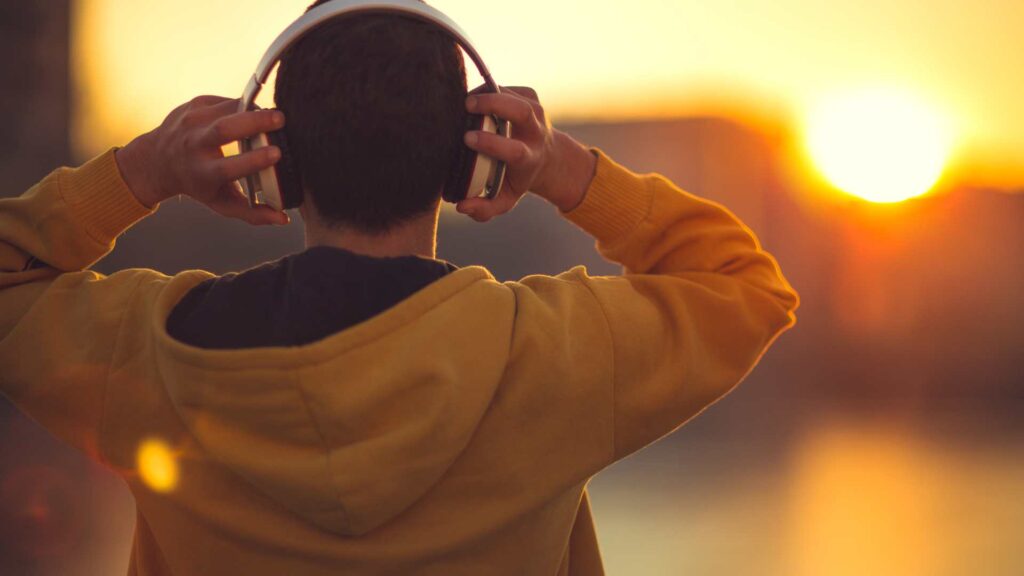 Homme avec un casque