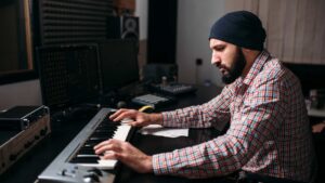 Homme avec un synthétiseur